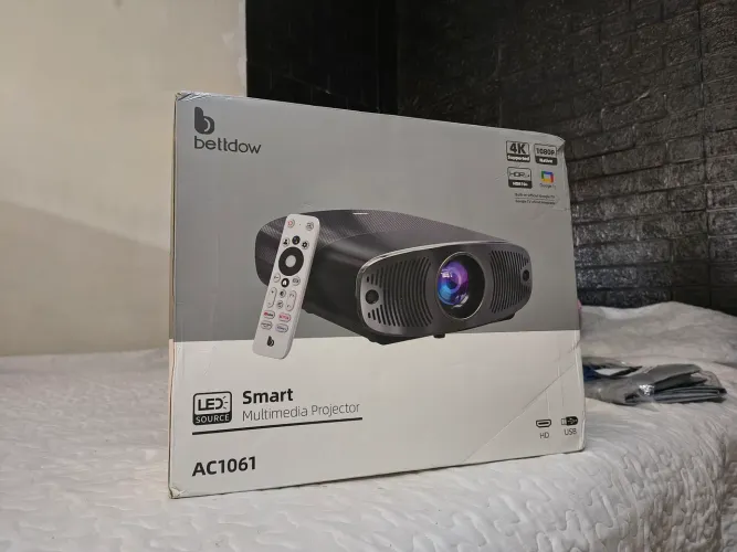 Projetor Bettdow Full HD 1080p, Suporte 4K, 850 ANSI Lumens  e Google TV, WiFi 6