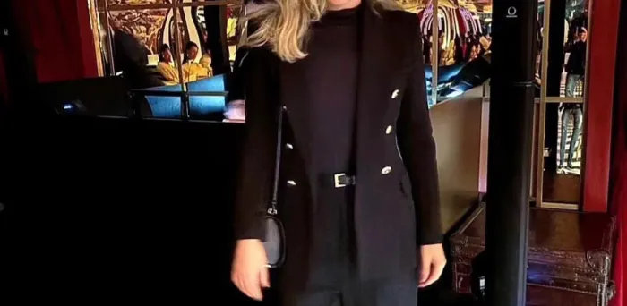 Blazer preto da Zara com botões dourados 