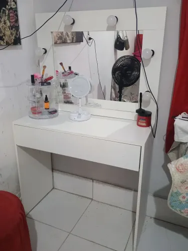 Vende se uma penteadeira de maquiagem