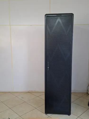 Vendo Rack Servidor, c/ 4 bandeja, 4 coolers - Medindo 2,10 x 0,58 x 0,76m (AxLxP)