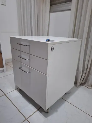 Gaveteiro branco com rodinhas e chave