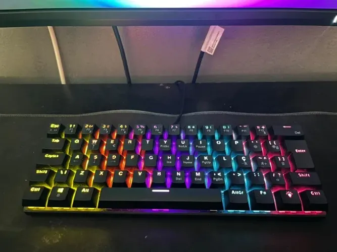 Teclado mecânico 60% Rainbow - 5 meses de uso (Ler Descrição)