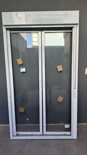 Porta balcão de correr em Alumínio Branco com persiana embutida