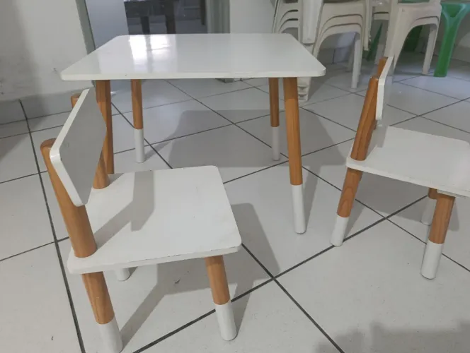 Mesa e cadeiras em madeira infantil