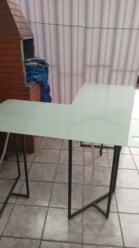 Mesa de vidro em formato L