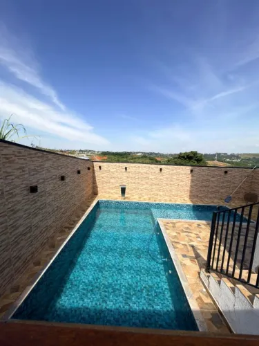 Espaço com piscina 