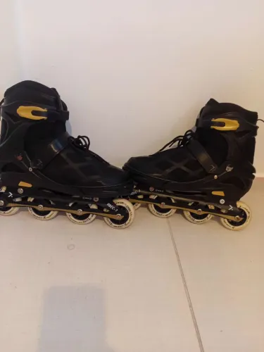 Vendo patins ajustável calça do 37 ao 40 pouco tempo de uso