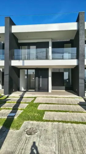 Sobrado no Condominio Santorine na praia de  Xangri-lá, com 01 suíte + 02 dormitórios
