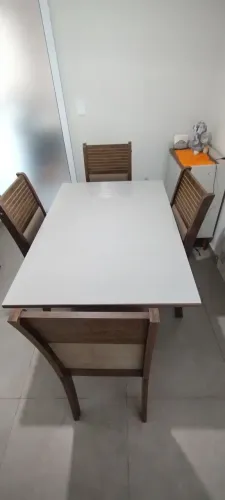 Mesa com 4 cadeiras