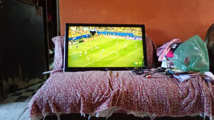VENDO TV 32 POLEGADAS,LCD, FUNCIONANDO TUDO,(NÃO É SMART)MAS C APARELHO PEGA TUDO...FOTOS 