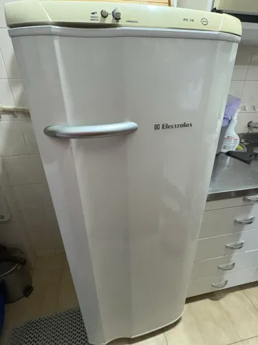 Geladeira Electrolux branca 