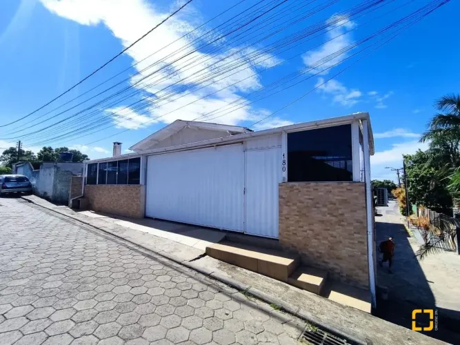 BROGNOLI VENDE - Imóvel Residencial/Comercial com 3 apartamentos e um Mercado - Ingleses