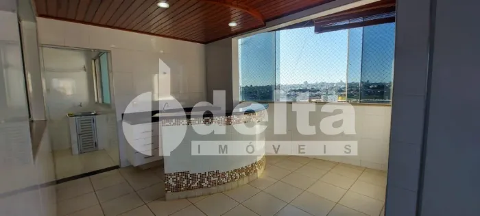Apartamento Cobertura com 3 quartos sendo 1 suíte, disponível para locação no bairro Santa