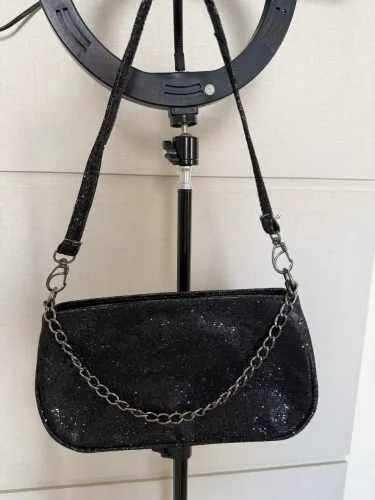 Bolsa Transversal Preta com Brilho e Corrente (Estilo Baguette)