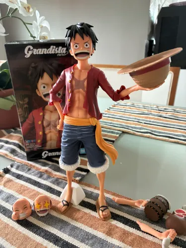 Figure Luffy Grandista Nero na Caixa