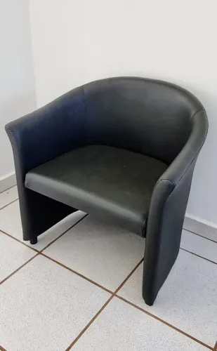 Conjunto de duas poltroninhas pretas em courino preto