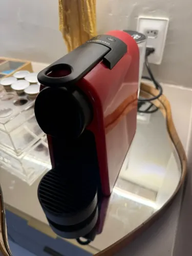 Cafeteiras elétricas Nespresso de cápsulas, Essenza Mini Vermelha 220V