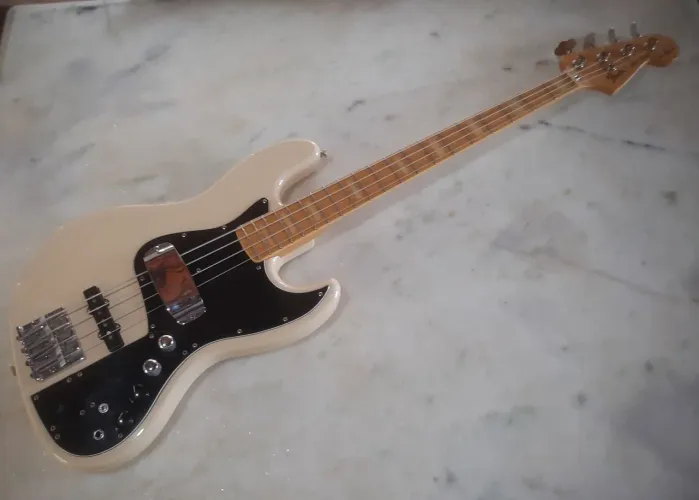 Baixo Fender Marcus Miller Marcus Miller Signature 4c Olympic White Japan