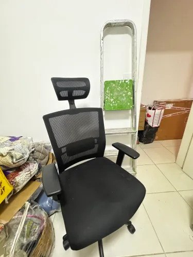 Cadeira usada (inteira, não está rasgada)