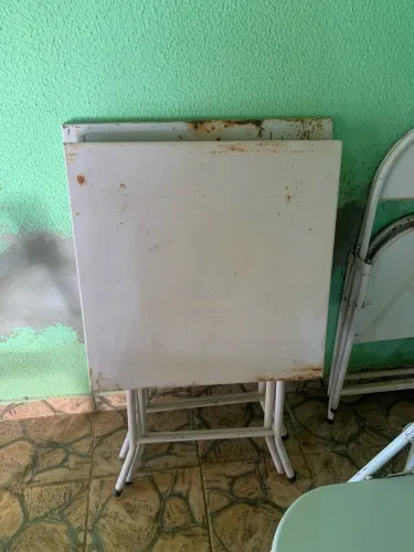 Mesas de bar com cadeiras dobráveis de ferro