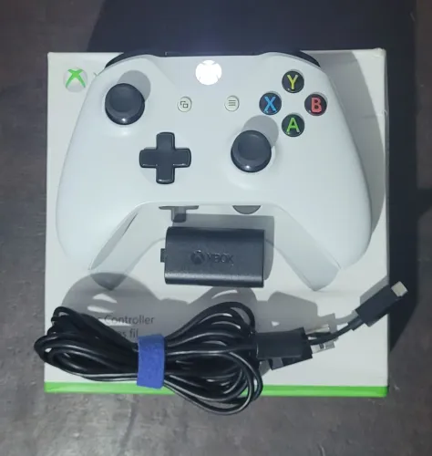 Controle de Xbox one Slim com kit play charge