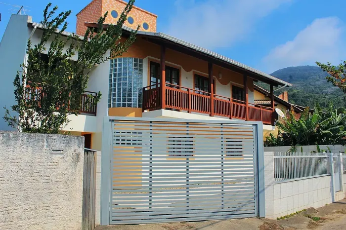 Casa com 4 quartos ( sendo 1 suíte ) 3 banheiros, 2 salas, varanda, garagem para 3 carros
