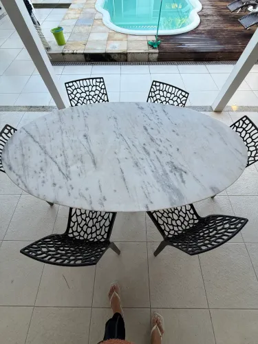 Mesa com 6 cadeiras !!!
