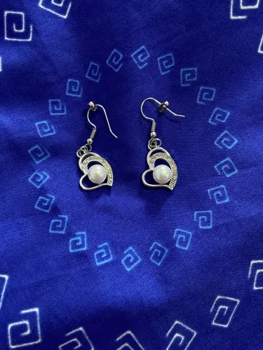 brinco feminino coração com pérola - delicado e lindo