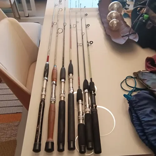Varas de pesca molinetes usadas
