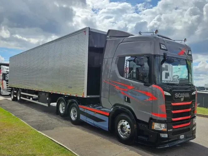 Scania R450 6x2 Ano 21 personalizado + Baú 2 Eixos Nostra Ano 26 30 plt 0km c/pneu
