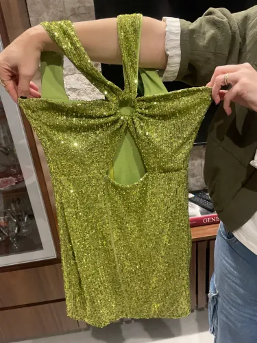 vestido curto paeta verde lima