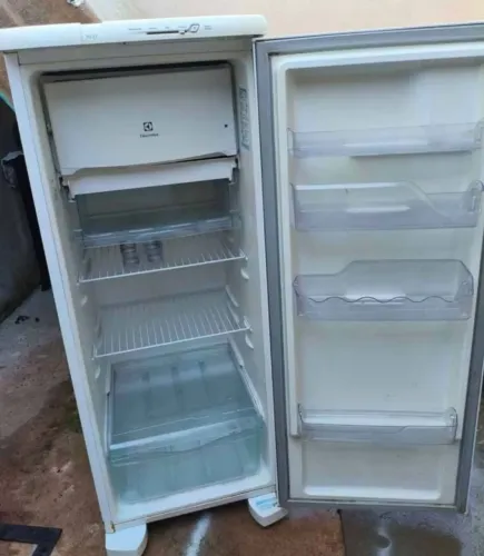 Geladeira Electrolux degelo automático 127w tudo ok $680,00$