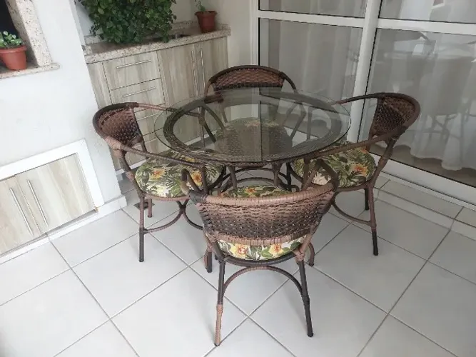 Conjunto de Mesa e Cadeiras em Vime - Perfeito para sua sacada ou área gourmet!