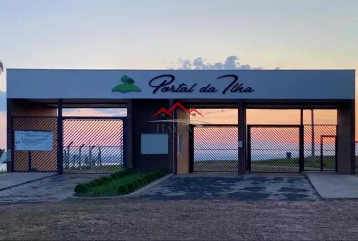 Lote à venda no Condomínio Portal da Ilha, em Mineiros do Tietê/SP.