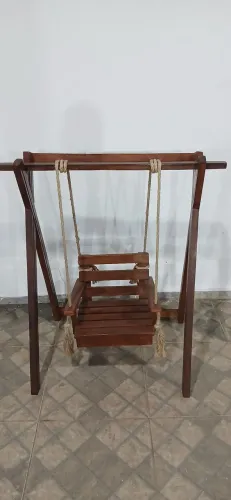Balanço infantil de madeira