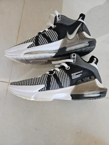 Nike LeBron Witness 7 Masculino.