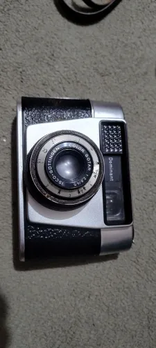uma câmera fotográfica analógica 35mm modelo Dominant Alemã c capa original Anos 70