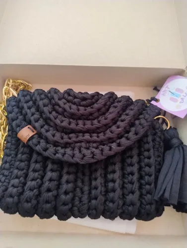 Bolsa crochê com alça de metal