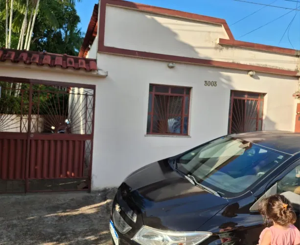 Vendo uma casa dividida em 3 apartamentos contendo cada um 2 quartos sala e cozinha conjug