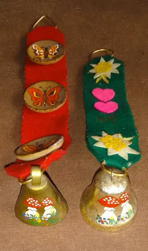 Par sinetas porta metal prateado e dourado decoradas com flores e cogumelos pintados a mão