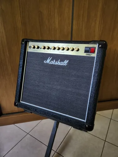 Amplificador valvulado Marshall DSL20