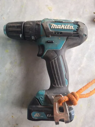 Parafusdeira Makita com 1baterias,mais carregador,