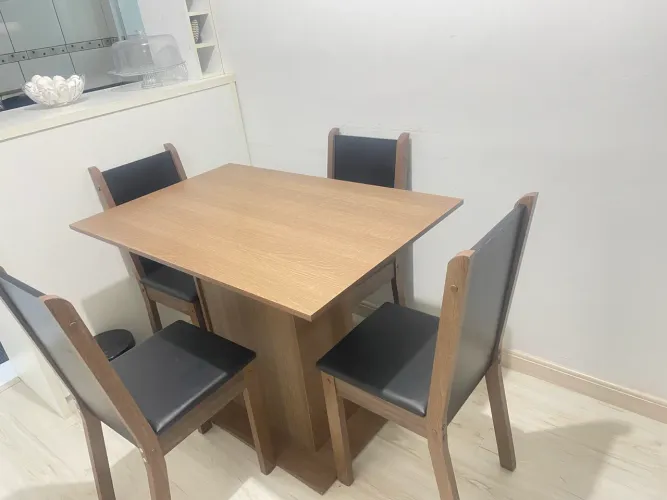 Olá, estou vendendo uma mesa de quatro cadeiras apenas 1 ano de uso