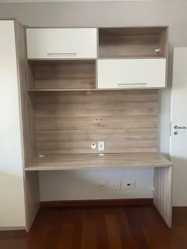 Móvel escritório com mesa e armário suspenso