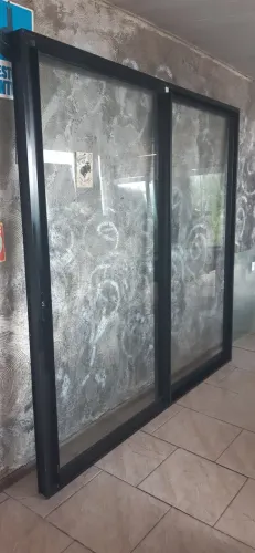 Porta vidro aluminio fechamento tamanho 2.38 de largura por 2.29 a altura 