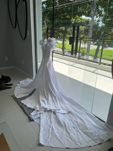 Vestido de Noiva + Acessórios (Véu, Capa e Grinalda) - Usado 1x