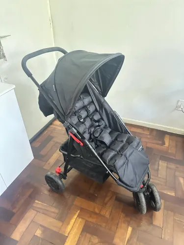 Carrinho de bebê semi-novo voyage delta