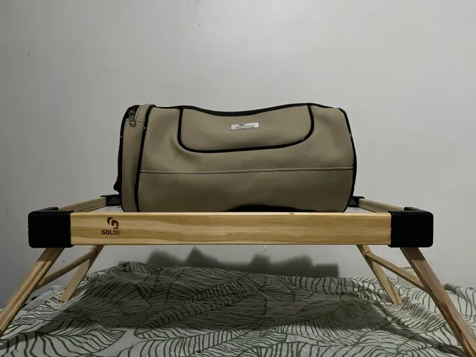 Vende-se mesinha de cama mais uma bolsa Mondelle, tudo em bom estado 