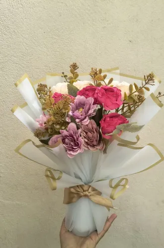Buquês de flores artificiais a partir de 40,00 <br>Surpreenda seu amor com lindos buquês ?