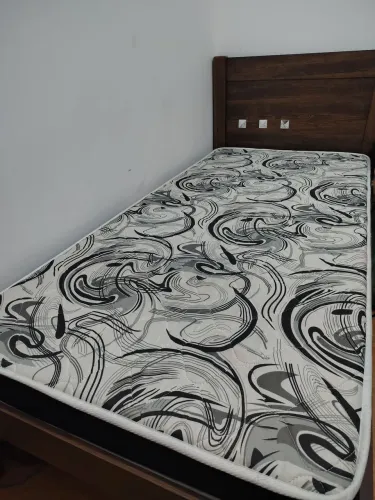 Cama e colchão de solteiro